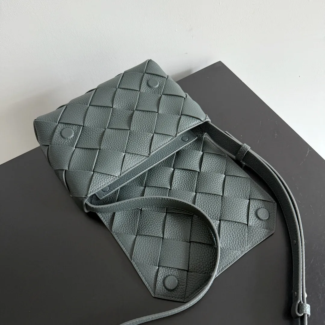 Batch 1860 BOTTEGA VENETA new Diago crossbody bag The diagonally built dynamic silhouette shows unique ingenuity. As a member of the B family's early autumn series, it uses the highest quality calfskin. The entire bag is softer, thicker and heavier, and durable. It is equipped with an adjustable strap. The texture of the 3cm wide leather strap is very similar to the litchi pattern. It is slightly stiffer than the litchi pattern. It is low-key, luxurious and full of connotation. It is refreshing and comfortable to match the upper body. Hu Yitian was also successfully captured by it. Style number: 795637 Size: 22.5*16.5*5.5cm